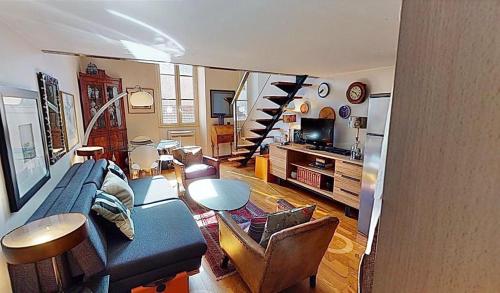 un salon avec un canapé bleu et une table dans l'établissement Spacious 3 bed apartment in the heart of Nice, à Nice