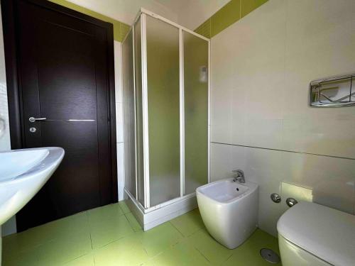 コゼンツァにあるSunrise Homeのバスルーム(洗面台、トイレ、シャワー付)