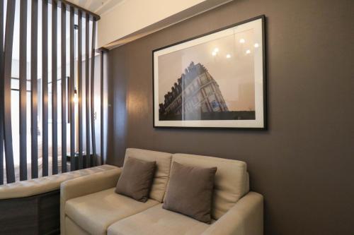 a living room with a couch and a picture on the wall at Connect by Wynwood House in Lima
