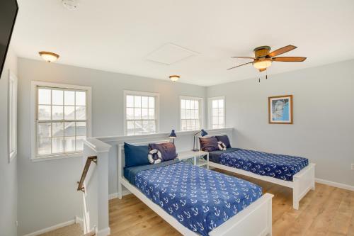 um quarto com 2 camas e uma ventoinha de tecto em Sunny Atlantic City Home Walk to Beach! em Atlantic City
