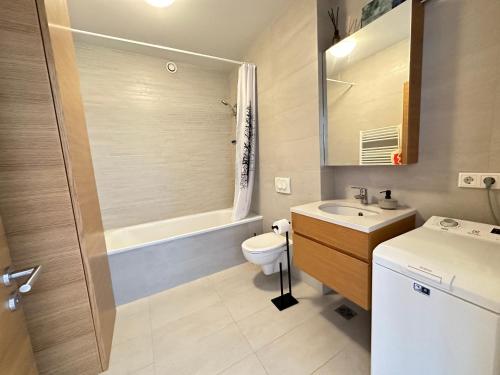 y baño con lavabo, aseo y bañera. en Luxury apartment Mýrargata - Birta Rentals, en Reikiavik
