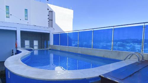 une piscine sur le toit d'un bâtiment dans l'établissement On Vacation Tower, à San Andrés