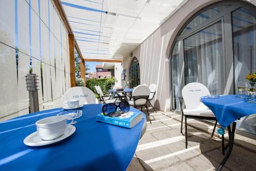 een blauwe tafel met kopjes en schotels op een terras bij Villa Marea in Rovinj
