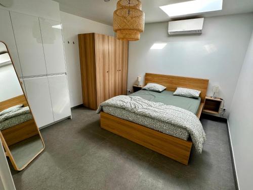 Dormitorio pequeño con cama y espejo en Akuta City Flat Leuven en Lovaina