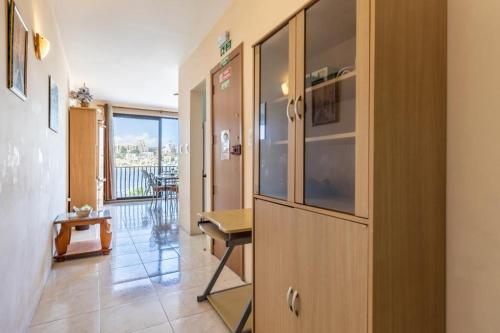 Una cocina o cocineta en Lovely Seaview apt at St Paul's Bay