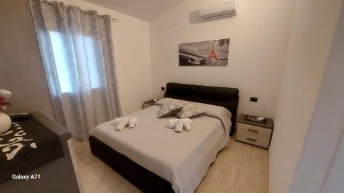 - une chambre avec un lit et 2 serviettes dans l'établissement B&B Sensorial Experience, à Villamassargia