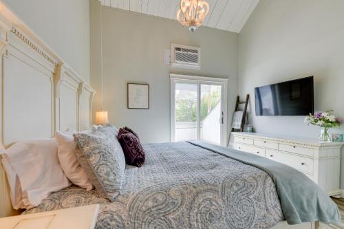 um quarto com uma cama com uma televisão e uma cama sidx sidx em All-Season Warren Mountain Escape Near Sugarbush! em Warren