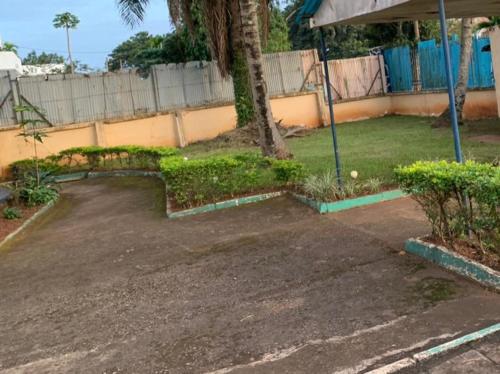 a parking lot with a tennis ball in a yard at VILLA ÉMERAUDE in Yaoundé