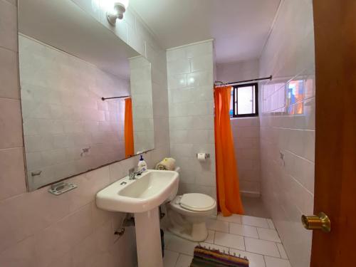 een kleine badkamer met een wastafel en een toilet bij CABAÑAS DE LA LUNA in Los Molles