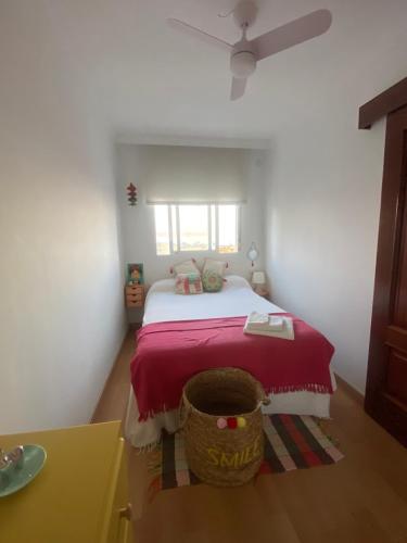 ein Schlafzimmer mit einem Bett und einem Korb darauf in der Unterkunft Apartamento en La Carihuela (Torremolinos) in Torremolinos