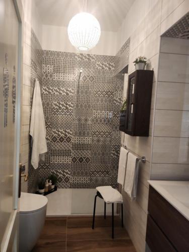 ein Badezimmer mit einer Badewanne, einem WC und einem Waschbecken in der Unterkunft La casa di Circe in Triest