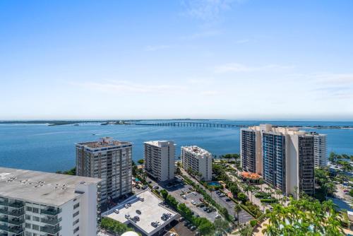 una vista aérea de los edificios y del océano en Fortune House Hotel Suites, en Miami