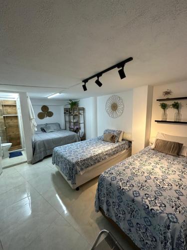 ein Schlafzimmer mit zwei Betten in einem Zimmer in der Unterkunft Kitnet 6 pessoas na Barra in Salvador