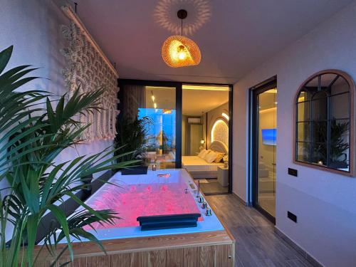 baño con bañera de hidromasaje en el centro de una habitación en Penthouse Durres View en Durrës