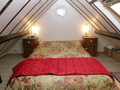 - une chambre avec un grand lit et 2 tables de chevet dans l'établissement Mini Cottage, à Denver