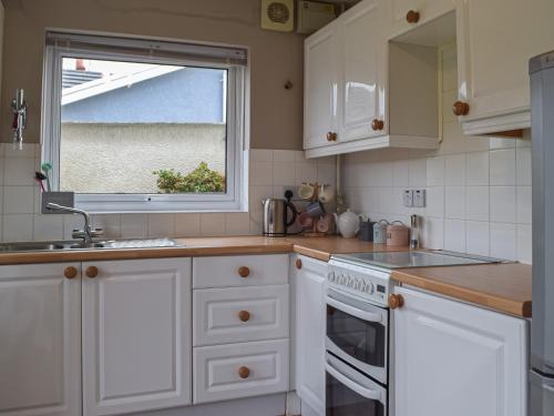 Een keuken of kitchenette bij Maes Dyfed