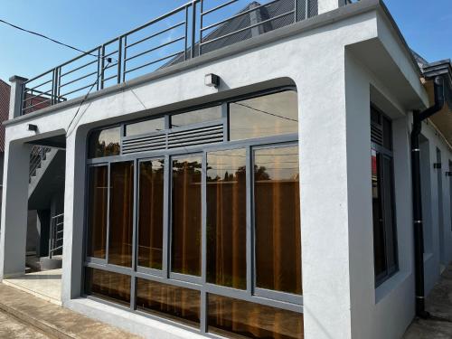 un edificio con ventanas grandes en un lateral en Ruhuka House, en Buyumbura