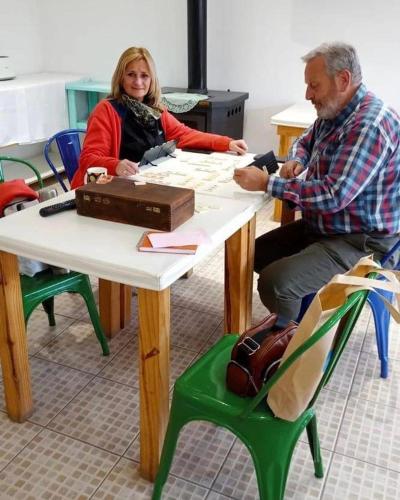 a man and a woman sitting at a table at Hotel Kelman in Perito Moreno