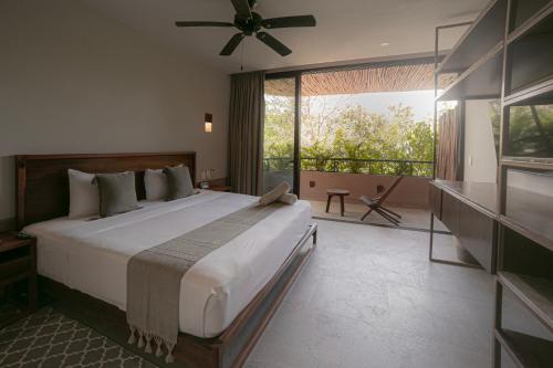 Cama ou camas em um quarto em Zereno Tulum Beach Club Access