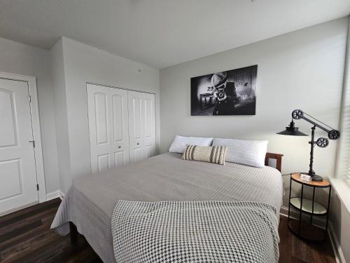 Un dormitorio con una cama y una lámpara. en Memorable Stay at The Inman - 216, en Champaign