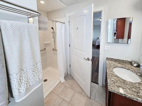 y baño con lavabo y ducha. en Memorable Stay at The Inman - 216, en Champaign