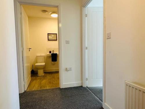 ein leerer Flur mit WC in einem Zimmer in der Unterkunft Maize Stylish 3 Bedroom House with Hot tub in Kingsnorth