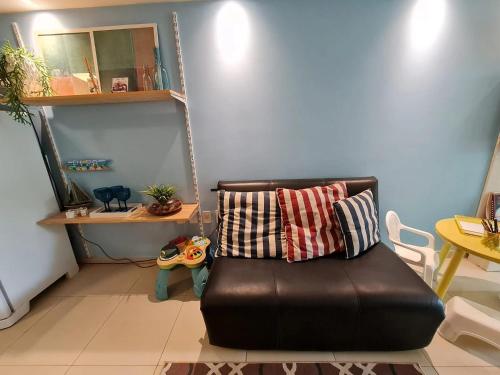 una silla de cuero con 2 almohadas en una habitación en Tabatinga Residence Flat Family Kids 04 en Conde