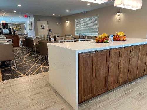 a waiting room with a counter with fruit on it at Best Western Town House Lodge in Modesto