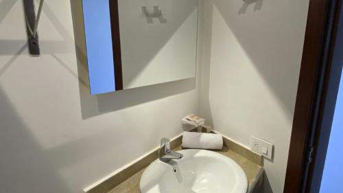 a bathroom with a sink and a mirror at On Vacation Blue Tone in San Andrés