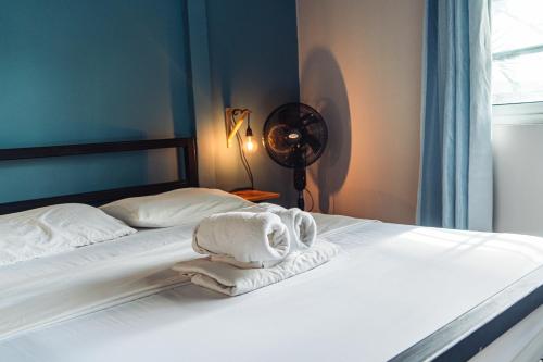 1 dormitorio con 2 camas, toallas y ventilador en Bodhi Hostel & Lounge en El Valle de Antón