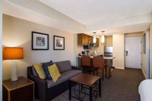 a living room with a couch and a kitchen at Sonesta ES Suites Chicago Downtown Magnificent Mile Medical in Chicago