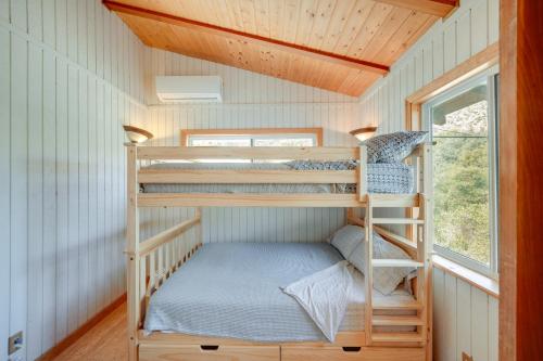 カーンビルにあるScenic Kernville Getaway with Deck and Mountain Views!の小さな家の中にある二段ベッド付きのベッドルーム1室です。