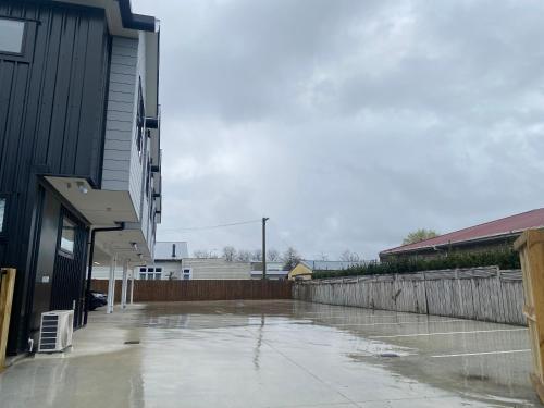 an empty parking lot next to a building at Norton Motel in Hamilton