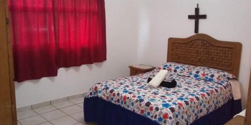 Un dormitorio con una cama con un teléfono. en ELHUASTECO en Cuernavaca