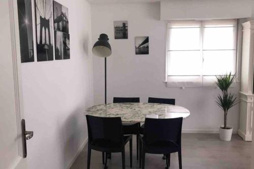 - une salle à manger avec une table et des chaises dans l'établissement Calme & zenitude aux portes de Strasbourg (Zénith), à Eckbolsheim