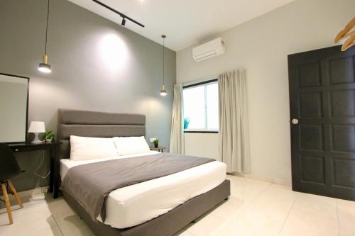 1 dormitorio con cama y puerta negra en Stradford Stay Melaka en Melaka