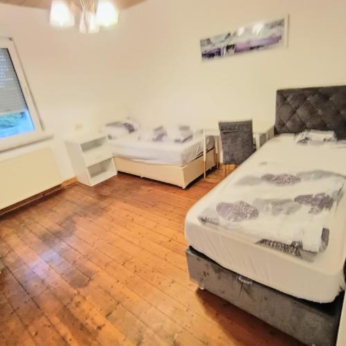 Duas camas num quarto com pisos em madeira em FMI 15,Furnished Accommodation em Bischofsheim