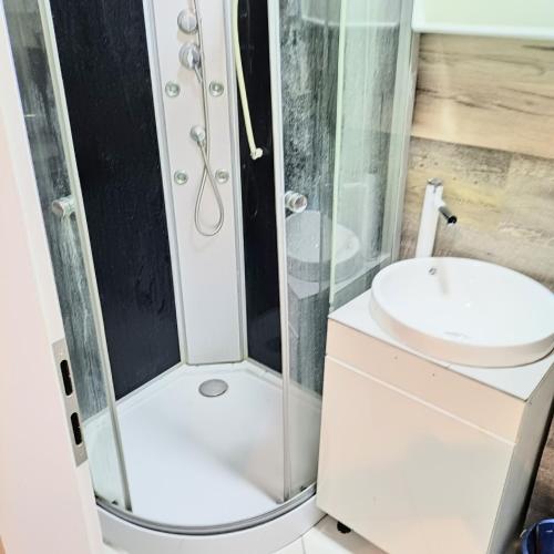 Ένα μπάνιο στο FMI 15,Furnished Accommodation
