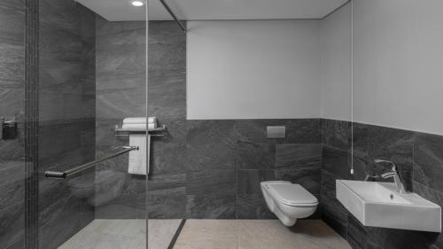 Bilik mandi di Holiday Inn - Nairobi Two Rivers Mall by IHG