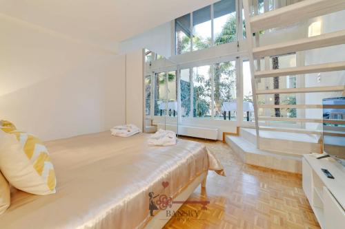 卢加诺Soleil 5 Apt with Green Terrace in Lugano Center -By EasyLife Swiss的一间带大床和大窗户的卧室