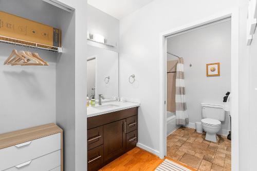 La salle de bains est pourvue d'un lavabo et de toilettes. dans l'établissement The Corner Nest at Belltown, à Seattle