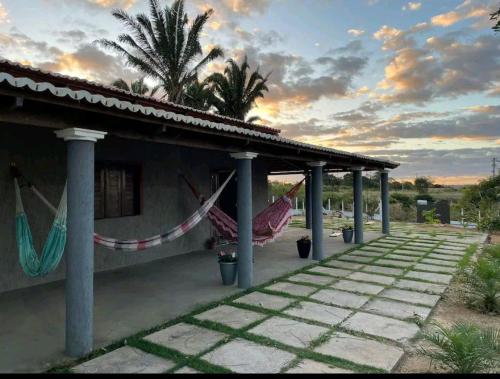 ein Haus mit einer Hängematte, die vom Dach hängt in der Unterkunft Chácara Mount Sinai in Ubajara