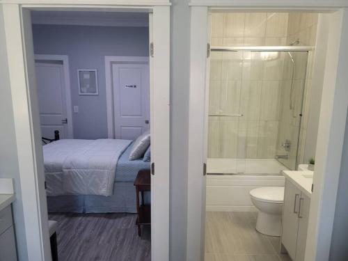 1 dormitorio con cama, bañera y aseo en Edmonds Cove en Burnaby