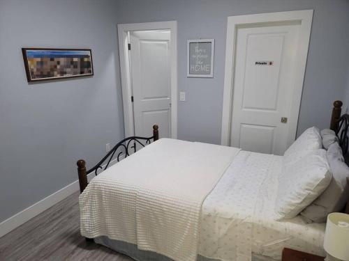 Postel nebo postele na pokoji v ubytování Edmonds Cove