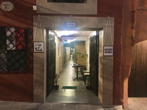 un pasillo con un cartel en la pared de un edificio en La Casa del Mercado, en San Miguel de Allende