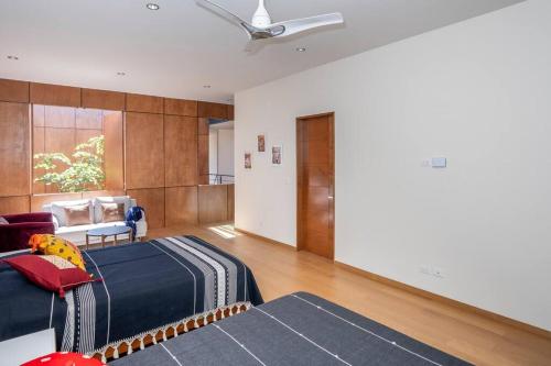een slaapkamer met een bed en een plafondventilator bij Signature Design Estate in Cieneguita