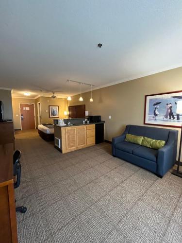 a living room with a blue couch in a room at Comfort Inn & Suites Ocean Shores in Ocean Shores