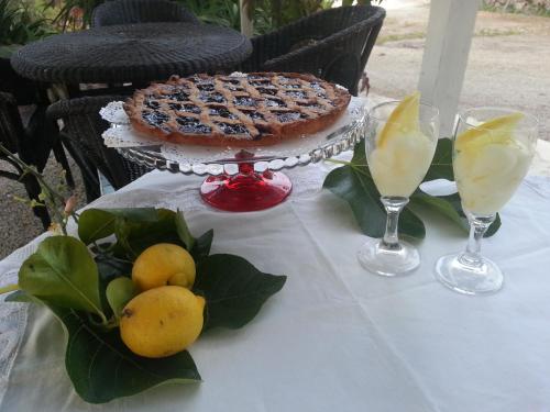 un tavolo con una torta e due bicchieri di limonata di A Lumia a Noto