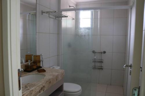 W łazience znajduje się prysznic, umywalka i toaleta. w obiekcie Golf Ville Resort Residence Bloco 64mar Apto 31 Aquiraz - Ceara - Brasil w mieście Aquiraz