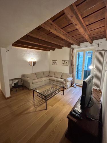 a living room with a couch and a tv at Casa dei Mercanti in Verona